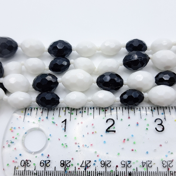 Vintage Mid-Century Black & White Beaded Necklace - Picture 5 of 5